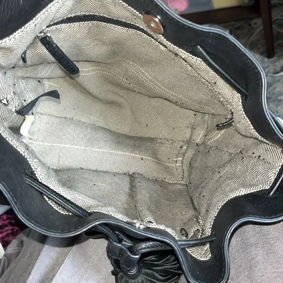 Vince Camuto black leather bucket crossbody bag, cinch top and tassels - Picture 7 of 17